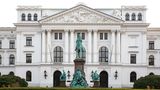 Das Altonaer Rathaus: 1867 wird Altona preußische Provinz. Mit dem Groß-Hamburg-Gesetz der Nationalsozialisten wird Altona 1937 zu einem Bezirk der Hansestadt.