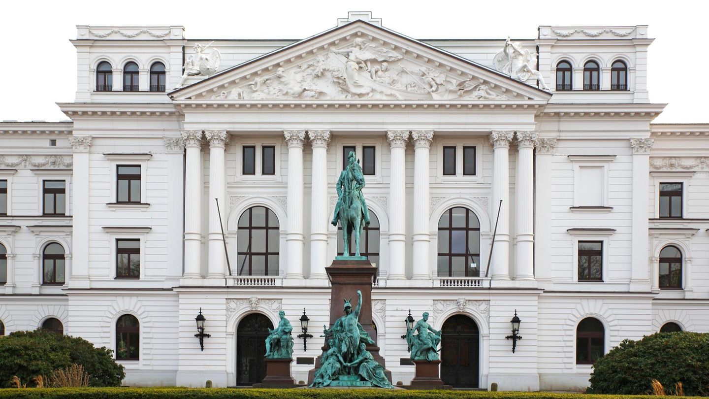 Das Altonaer Rathaus: 1867 wird Altona preußische Provinz. Mit dem Groß-Hamburg-Gesetz der Nationalsozialisten wird Altona 1937 zu einem Bezirk der Hansestadt.