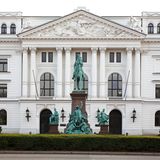 Das Altonaer Rathaus: 1867 wird Altona preußische Provinz. Mit dem Groß-Hamburg-Gesetz der Nationalsozialisten wird Altona 1937 zu einem Bezirk der Hansestadt.