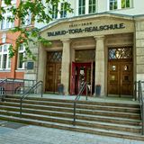 Das Hamburger Grindelviertel hat eine bewegte Vergangenheit: Vor der Nazi-Herrschaft war es das Zentrum jüdischen Lebens. Im Bild die heutige Joseph-Carlebach-Schule, früher Talmud-Tora-Schule.