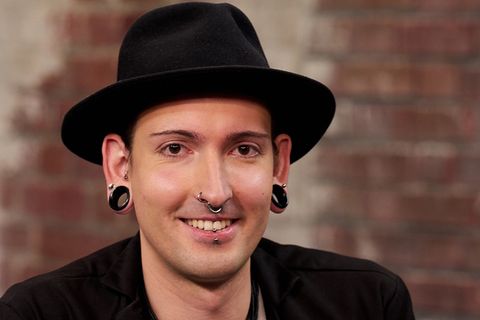 Fabian Kahl steht im Bares für Rares Studio in Pulheim und schaut in die Kamera