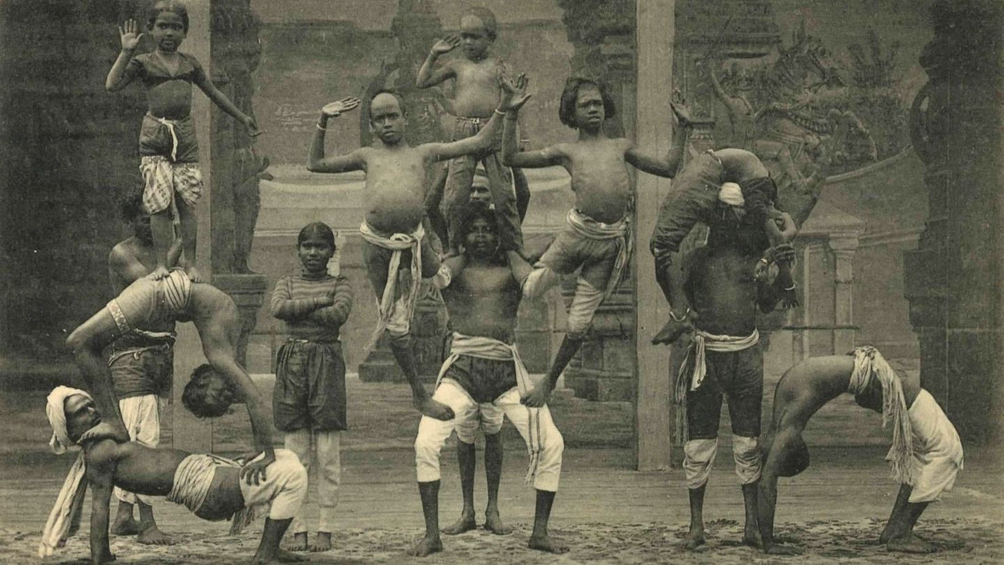 Wer um die Jahrhundertwende vom 19. ins 20. Jahrhundert in den Tierpark Hagenbeck ging, bekam anderes zu sehen als Elefantenbabies und rosa Flamingos. Sogenannte "Völkerschauen" waren zu der damaligen Zeit der letzte Schrei. Hier präsentieren indische Menschen ihre Akrobatikkünste