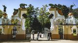 Willkommen in Hagenbecks Tierpark. Gegründet wurde der Zoo 1863 von Carl Hagenbeck. Das Elefantentor kennzeichnet noch heute den Eingang, durch den die ersten Besucher gelangten.