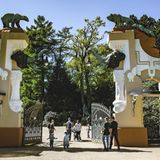 Willkommen in Hagenbecks Tierpark. Gegründet wurde der Zoo 1863 von Carl Hagenbeck. Das Elefantentor kennzeichnet noch heute den Eingang, durch den die ersten Besucher gelangten.