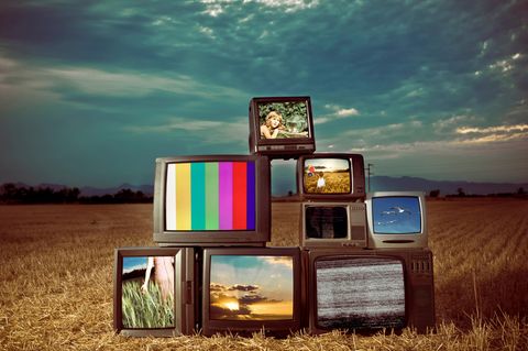4K UHD Unterschied: Alte Röhrenfernseher sind übereinander gestapelt. Sie bieten weder 4K noch UHD.