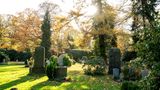 Wer bei einem Friedhof an eine trostlose Toteninsel denkt, wird bei dem Ohlsdorfer Friedhof überrascht sein. Ein Spaziergang durch den größten Parkfriedhof Europas kann zu einer Zeitreise in der grünen Natur werden.