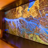 Die Arbeit im Hafen war schwer und gefährlich, die Arbeitsverhältnisse oft unsicher. Viele Hafenarbeiter waren als Tagelöhner beschäftigt. Ende 1896 führen die Arbeitsbedingungen zu einem elfwöchigen Streik, einem der längsten in der deutschen Geschichte. Hier ein Blick auf den Plan der Hafenbecken um 1929 im Museum für Hamburgische Geschichte.