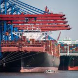 Der Hafen ist wohl DAS Symbol Hamburgs. Über die Zeit hat der Hafen sein Aussehen stark verändert. Ende des 12. Jahrhunderts befand sich der Hafen noch am heutigen Nikolaifleet.