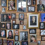 Eine Fotowand mit Porträts prominenter Menschen, die selbst oder deren Eltern Auswanderer waren, hängt im Museum Ballinstadt in der Ausstellung "Tatmensch Albert Ballin".