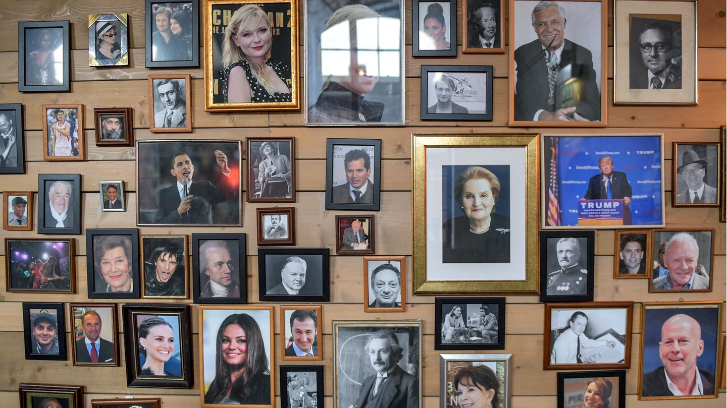 Eine Fotowand mit Porträts prominenter Menschen, die selbst oder deren Eltern Auswanderer waren, hängt im Museum Ballinstadt in der Ausstellung "Tatmensch Albert Ballin".