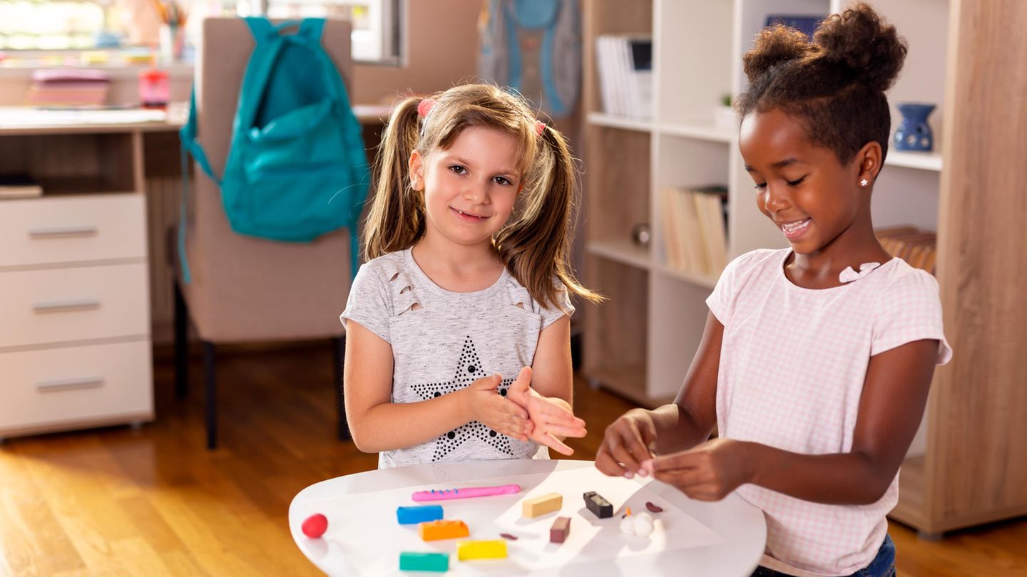 Kinder spielen gerne mit Knete