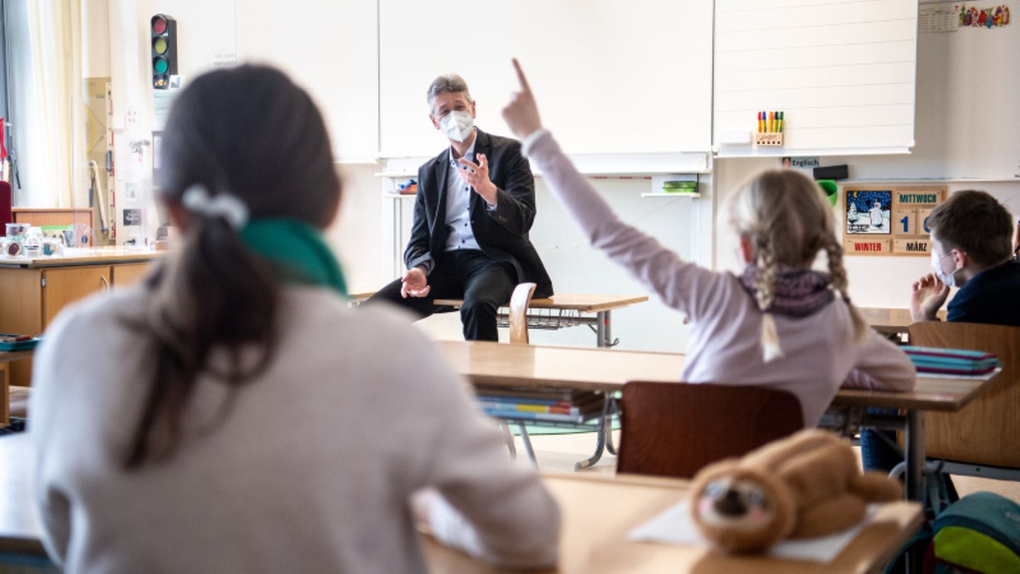 Grundschulklasse während des Unterrichts.