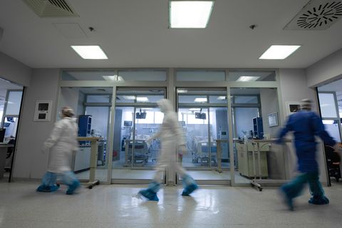 Ärzte laufen auf einem Krankenhausflur