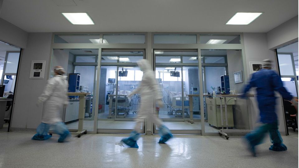 Ärzte laufen auf einem Krankenhausflur