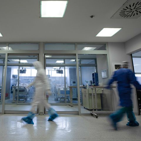 Ärzte laufen auf einem Krankenhausflur