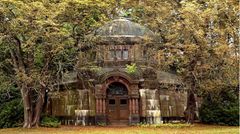 Eines der vielen Mausoleen auf dem Ohlsdorfer Friedhof.  Dem Verfall preigegen ist das der Hamburger Kaufmannsfamilie Schröder aus dem Jahre 1906.