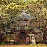 Eines der vielen Mausoleen auf dem Ohlsdorfer Friedhof.  Dem Verfall preigegen ist das der Hamburger Kaufmannsfamilie Schröder aus dem Jahre 1906.
