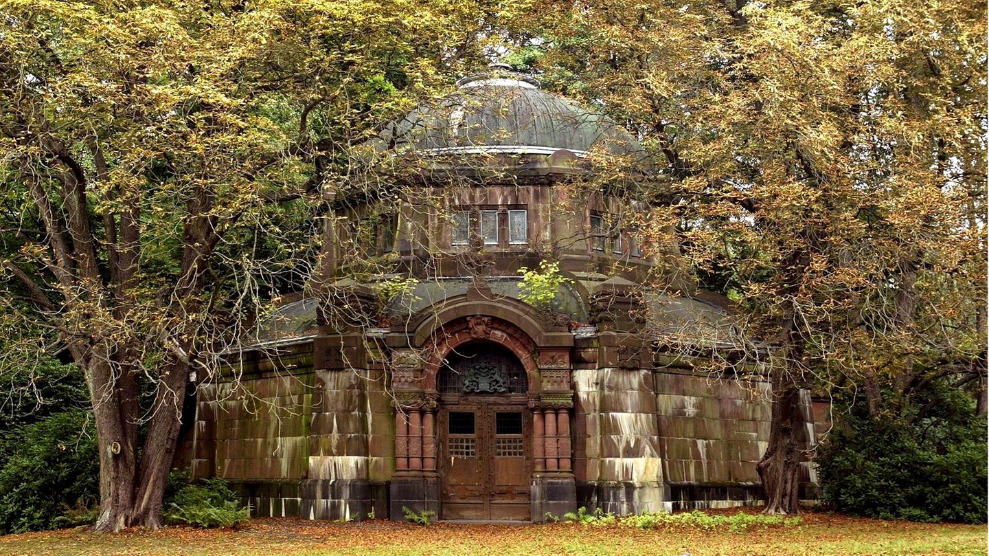 Eines der vielen Mausoleen auf dem Ohlsdorfer Friedhof.  Dem Verfall preigegen ist das der Hamburger Kaufmannsfamilie Schröder aus dem Jahre 1906.