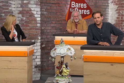 Die Händler Elisabeth Nüdling, Steffen Mandel und Julian Schmitz-Avila sitzen im Studio von Bares für Rares