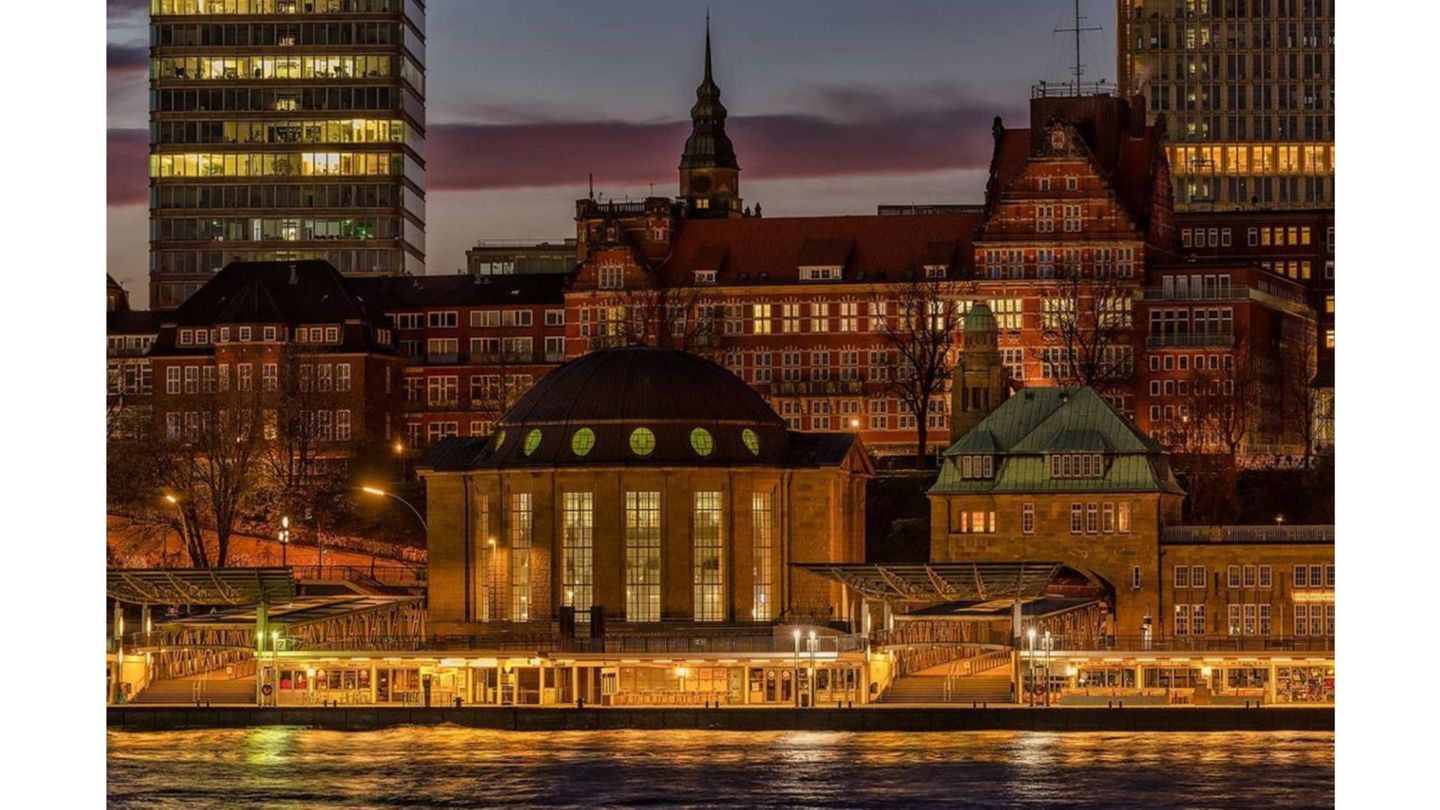  Zu Fuß oder per Rad kann der Alte Elbtunnel ganztägig und kostenlos durchquert werden. Vom Südufer gibt es einen besonderen Ausblick auf die Hamburger Skyline – vor allem zum Sonnenuntergang zu empfehlen.