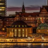  Zu Fuß oder per Rad kann der Alte Elbtunnel ganztägig und kostenlos durchquert werden. Vom Südufer gibt es einen besonderen Ausblick auf die Hamburger Skyline – vor allem zum Sonnenuntergang zu empfehlen.