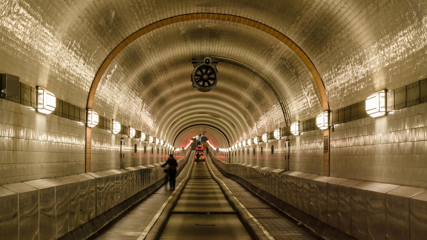 Auf einer Länge von rund 430 Metern erstreckt sich der Alte Elbunnel unter dem Strom. Das Bauwerk verbindet die Landungsbrücken mit dem Hafengebiet in Steinwerder.
