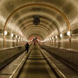 Auf einer Länge von rund 430 Metern erstreckt sich der Alte Elbunnel unter dem Strom. Das Bauwerk verbindet die Landungsbrücken mit dem Hafengebiet in Steinwerder.