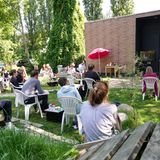 Bühne unter freiem Himmel auf Kampnagel: Bei sonnigem Wetter kann zudem der kreativ hergerichtete Außenbereich der alten Kranfabrik genutzt werden