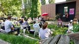 Bühne unter freiem Himmel auf Kampnagel: Bei sonnigem Wetter kann zudem der kreativ hergerichtete Außenbereich der alten Kranfabrik genutzt werden