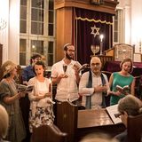 Platz4: "Die Energie der Fraenkeufersynagoge ist lebendig und wunderbar", sagt der israelische Fotograf  Boaz Arad. Sein Foto beschreibt den interreligiösen Moment in Berlin-Kreuzberg: "Männer und Frauen beten gemeinsam in der langen Nacht der Religionen in der Fraenkelufer Synagoge in Berlin". 