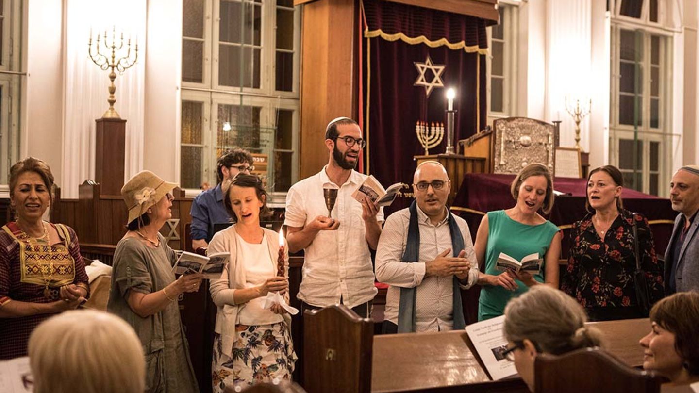 Sieger des Fotowettbewerbs: Platz4: "Die Energie der Fraenkeufersynagoge ist lebendig und wunderbar", sagt der israelische Fotograf Boaz Arad. Sein Foto beschreibt den interreligiösen Moment in Berlin-Kreuzberg: "Männer und Frauen beten gemeinsam in der langen Nacht der Religionen in der Fraenkelufer Synagoge in Berlin". Platz4: "Die Energie der Fraenkeufersynagoge ist lebendig und wunderbar", sagt der israelische Fotograf Boaz Arad. Sein Foto beschreibt den interreligiösen Moment in Berlin-Kreuzberg: "Männer und Frauen beten gemeinsam in der langen Nacht der Religionen in der Fraenkelufer Synagoge in Berlin".