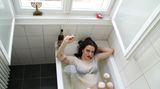 Platz 3: Diese Fotografie zweier in Berlin lebenden Künstlerinnen schaffte es ebenfalls auf Siegertreppchen: "Evgeniya and other kosher Berliners" nennen sie die spielerische Inszenierung mit Menora auf der Fensterbank und in der Badewanne schwimmenden Sufganiyot, ein Berlinern ähnliches Teiggebäck mit Konfitürenfüllung, das zu Chanukka gegessen wird.