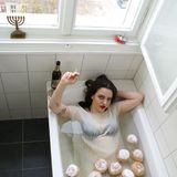 Platz 3: Diese Fotografie zweier in Berlin lebenden Künstlerinnen schaffte es ebenfalls auf Siegertreppchen: "Evgeniya and other kosher Berliners" nennen sie die spielerische Inszenierung mit Menora auf der Fensterbank und in der Badewanne schwimmenden Sufganiyot, ein Berlinern ähnliches Teiggebäck mit Konfitürenfüllung, das zu Chanukka gegessen wird.