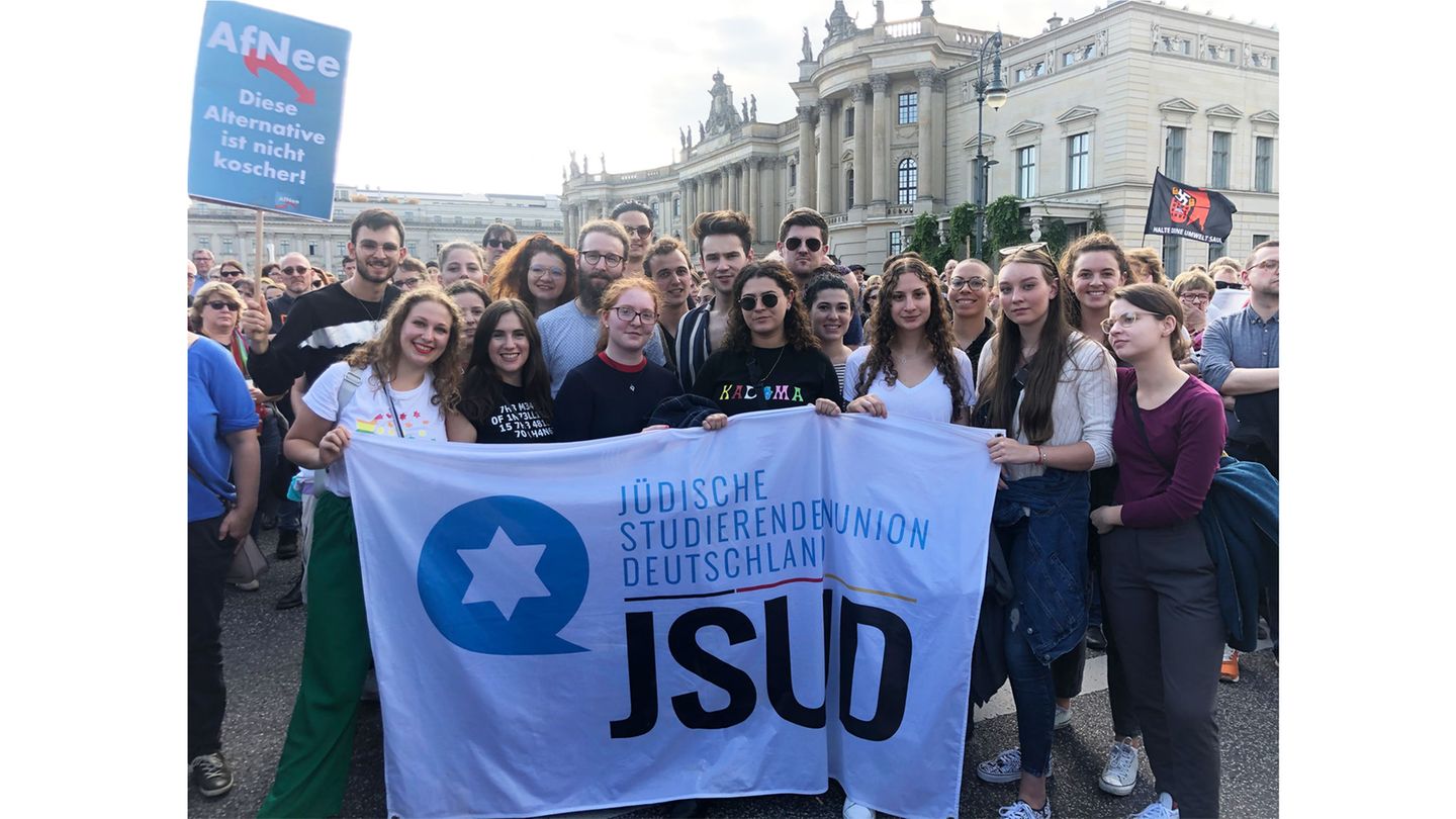 Sieger des Fotowettbewerbs: Platz 4: Sabina Ermak zeigt mit diesem Foto und dem Titel "Wir Jungen können vieles bewirken" nicht nur eine Gruppe junger Erwachsener, die in der Jüdischen Studierendenunion Deutschland organisiert sind, sondern auch deren Humor: Das Plakat auf der Demonstration besagt: "AfNee – Diese Alternative ist nicht koscher". Platz 4: Sabina Ermak zeigt mit diesem Foto und dem Titel "Wir Jungen können vieles bewirken" nicht nur eine Gruppe junger Erwachsener, die in der Jüdischen Studierendenunion Deutschland organisiert sind, sondern auch deren Humor: Das Plakat auf der Demonstration besagt: "AfNee – Diese Alternative ist nicht koscher".