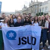 Platz 4: Sabina Ermak zeigt mit diesem Foto und dem Titel "Wir Jungen können vieles bewirken" nicht nur eine Gruppe junger Erwachsener, die in der Jüdischen Studierendenunion Deutschland organisiert sind, sondern auch deren Humor: Das Plakat auf der Demonstration besagt: "AfNee – Diese Alternative ist nicht koscher".