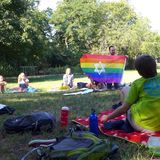 Platz 4: Momentaufnahme mit Regenbogenflagge im Park beim Picknick und dem Hinweis auf zwei Berliner Vereine. Der Designer, Künstler und Filmemacher Matthias Schellenberger arbeitet seit 2010 auch für Vincentino e.V. Der Verein engagiert sich mit kulturellen Bildungsprojekten für Chancengleichheit an Berliner Schulen. Keshet e.V. fördert die Rechte von und den Umgang mit LGBTQI*-Jüd*innen in Deutschland