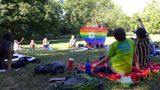 Platz 4: Momentaufnahme mit Regenbogenflagge im Park beim Picknick und dem Hinweis auf zwei Berliner Vereine. Der Designer, Künstler und Filmemacher Matthias Schellenberger arbeitet seit 2010 auch für Vincentino e.V. Der Verein engagiert sich mit kulturellen Bildungsprojekten für Chancengleichheit an Berliner Schulen. Keshet e.V. fördert die Rechte von und den Umgang mit LGBTQI*-Jüd*innen in Deutschland