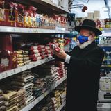 Platz 4: "Einkauf in der Nachbarschaft" hat Yahya Yahyayev sein Foto betitelt, das eine Alltagszene unter Corona-Bedingungen in einem koscheren Supermarkt wiedergibt.