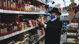 Platz 4: "Einkauf in der Nachbarschaft" hat Yahya Yahyayev sein Foto betitelt, das eine Alltagszene unter Corona-Bedingungen in einem koscheren Supermarkt wiedergibt.