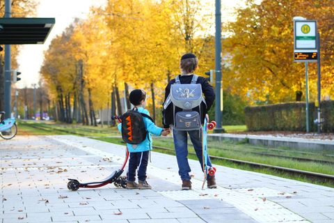 Platz 2: "Auf dem Weg zur Schule". Evgenia Lisowsk fotografierte zwei Kinder mit Kippa, die auf die Straßenbahn warten. Die Augsburgerin zeigt mit dieser Aufnahme die Selbstverständlichkeit jüdischer Identität im Alltag.