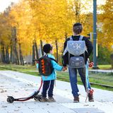 Platz 2: "Auf dem Weg zur Schule". Evgenia Lisowsk fotografierte zwei Kinder mit Kippa, die auf die Straßenbahn warten. Die Augsburgerin zeigt mit dieser Aufnahme die Selbstverständlichkeit jüdischer Identität im Alltag.