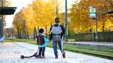 Platz 2: "Auf dem Weg zur Schule". Evgenia Lisowsk fotografierte zwei Kinder mit Kippa, die auf die Straßenbahn warten. Die Augsburgerin zeigt mit dieser Aufnahme die Selbstverständlichkeit jüdischer Identität im Alltag.