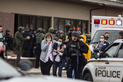 Menschen werden vom Tatort in Boulder, Colorado weggebracht