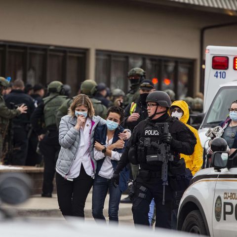 Menschen werden vom Tatort in Boulder, Colorado weggebracht