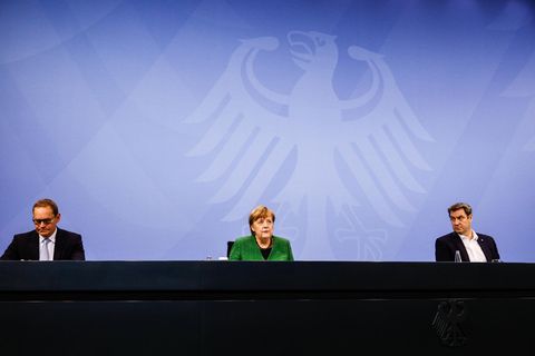 Bundeskanzlerin Angela Merkel (M., CDU) erläutert die Corona-Beschlüsse von Bund und Ländern