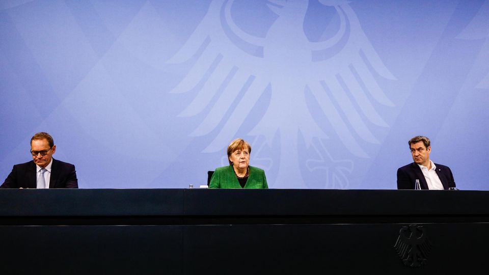 Bundeskanzlerin Angela Merkel (M., CDU) erläutert die Corona-Beschlüsse von Bund und Ländern