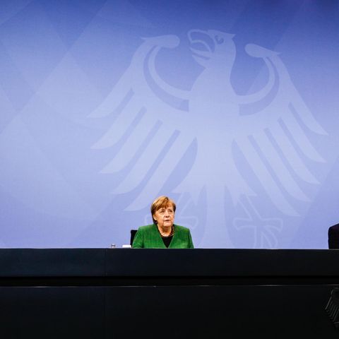 Bundeskanzlerin Angela Merkel (M., CDU) erläutert die Corona-Beschlüsse von Bund und Ländern