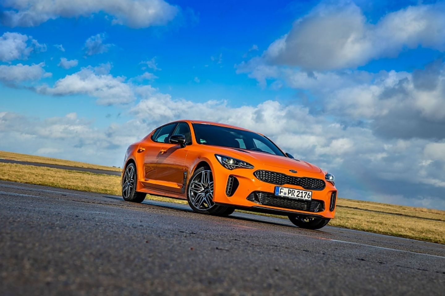 Mit fast zwei Tonnen ist der Kia Stinger alles andere als ein Leichtgewicht