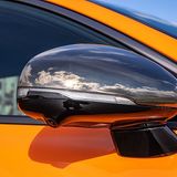 Der Tote-Winkel-Assistent agiert jetzt auch mit Lenk- und Bremseingriff und zeigt auf dem Monitor das Kamerabild des entsprechen