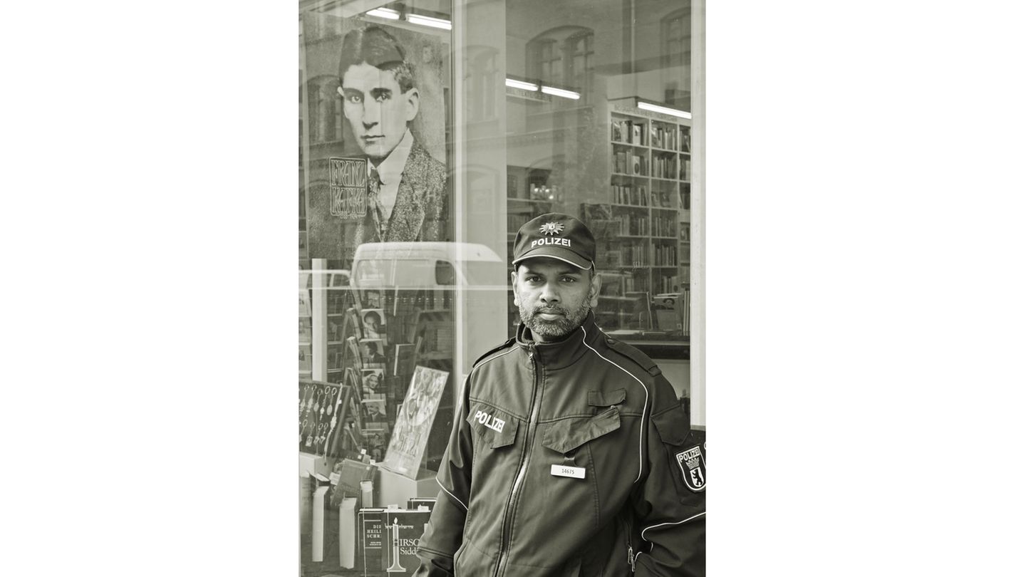 Platz 1: "Ein Schutzmann für Kafka", nennt Detlef Seydel seine Aufnahme, die eine Szene in Berlin vor der Jüdischen Literaturhandlung in der Joachimsthaler Straße neben der Synagoge zeigt.